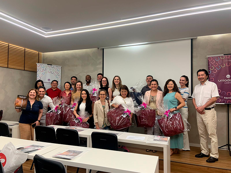 Uniodonto Londrina promove palestra sobre Clareamento Dental aos seus cooperados